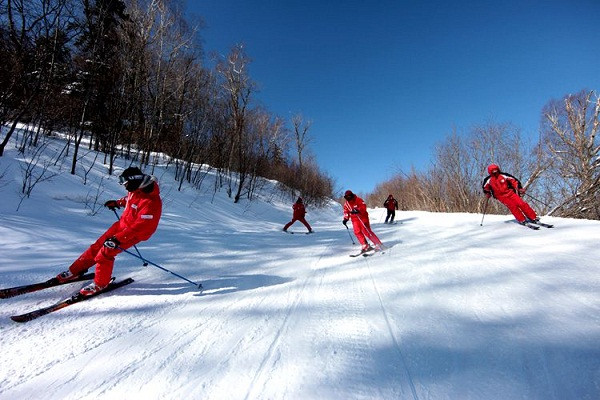 competitive skiing